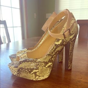 Snake Skin Textured - Heels - Size 8 / 9